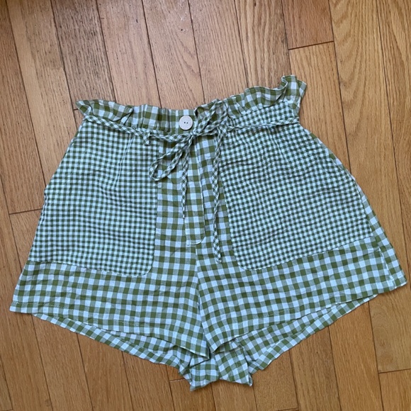 Fashion Union Exclusive tie front gingham beach shorts in olive check - Picture 3 of 4